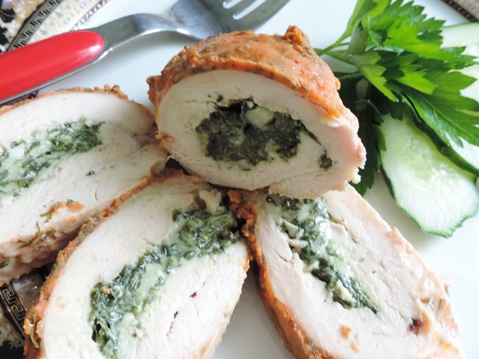 Куриные рулетики со шпинатом под сметанно-томатным соусом