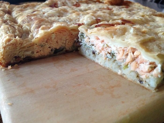 Пирог с лососиной с слоеном тесте