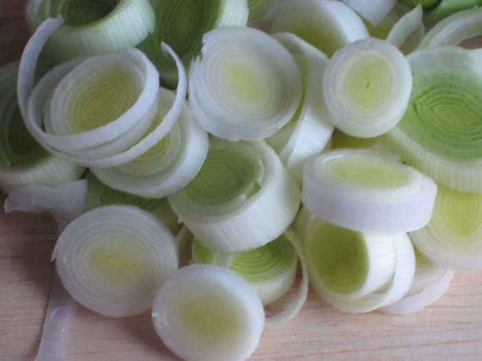 Фаготтини с лососем и луком пореем