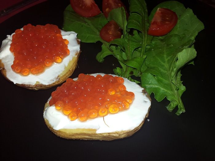 Печеный картофель с красной икрой