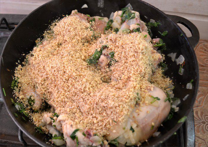 Нежная курочка, томленная в орехово-гранатовом соусе с пряными травами