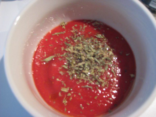 Пицца с тунцом и красным луком