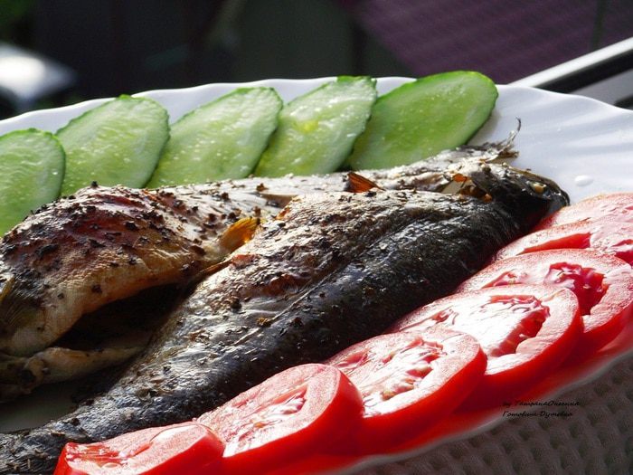 Форель с пряными травами и лимоном