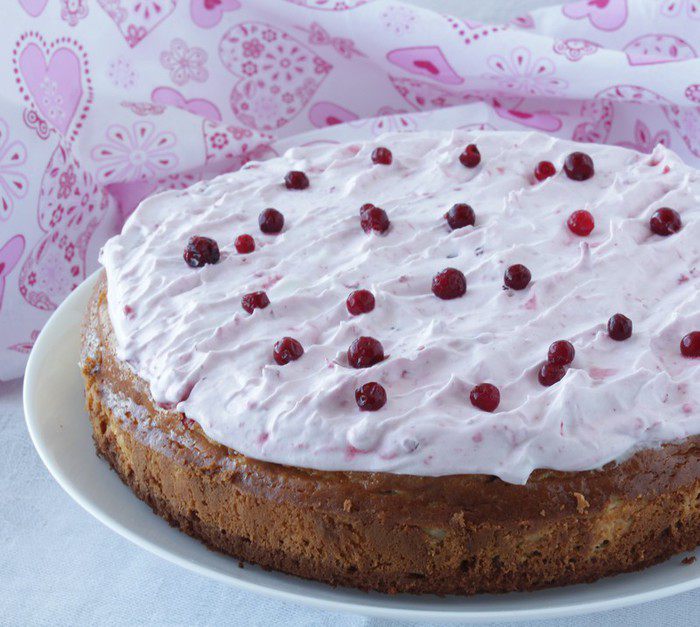 Брауни с чизкейком, взбитыми сливками и ягодой