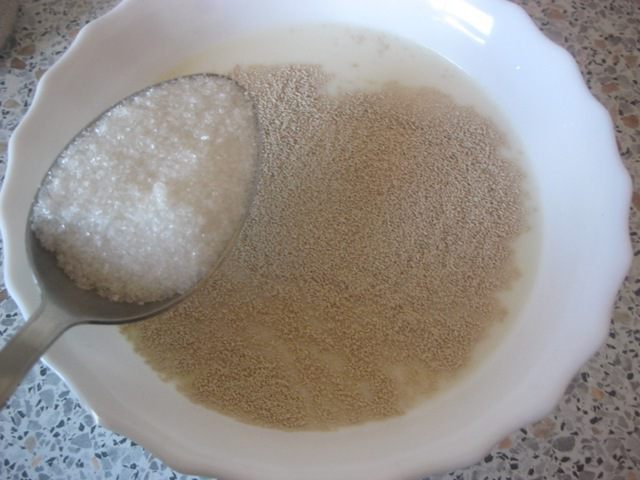 Сдобная булка с изюмом