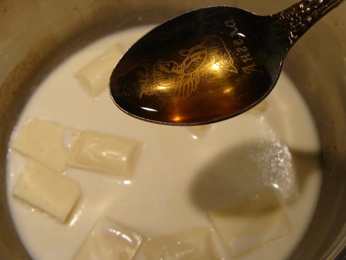 Горячий шоколад из белого шоколада с ароматом лесных орехов