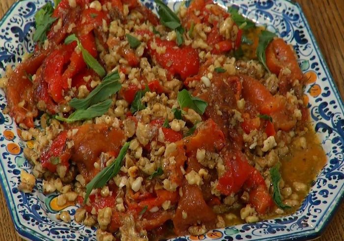 Запеченный сладкий перец с грецкими орехами