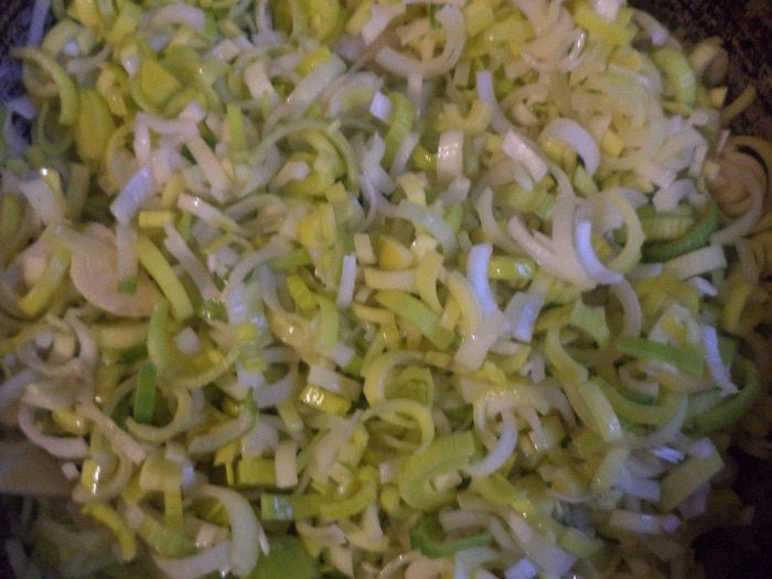 Луковый пирог с сыром и вином