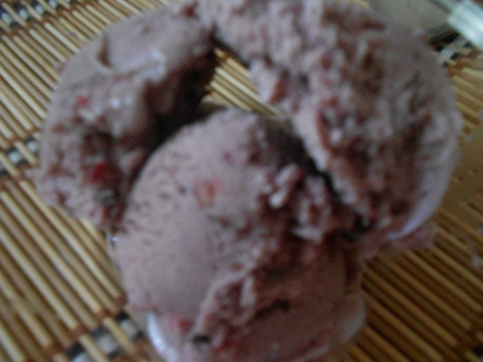 Мороженое с ежевикой