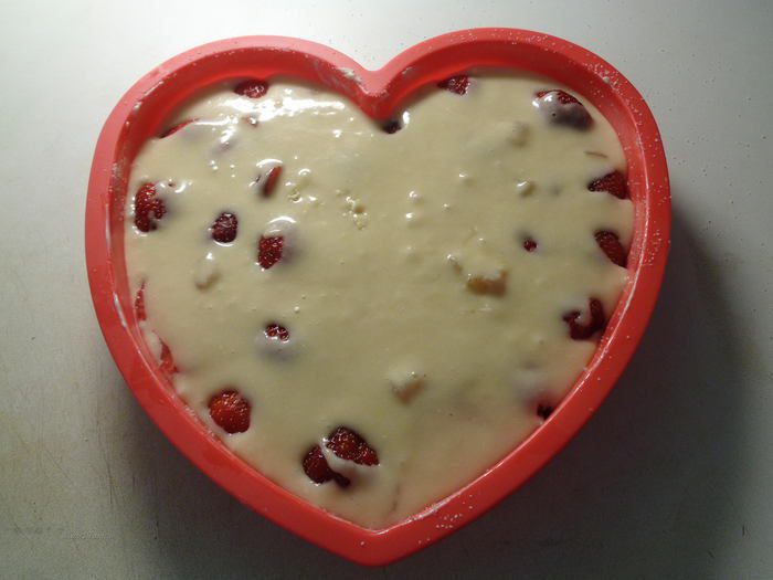 Клубничный бисквитный пирог с цукатами экзотических фруктов