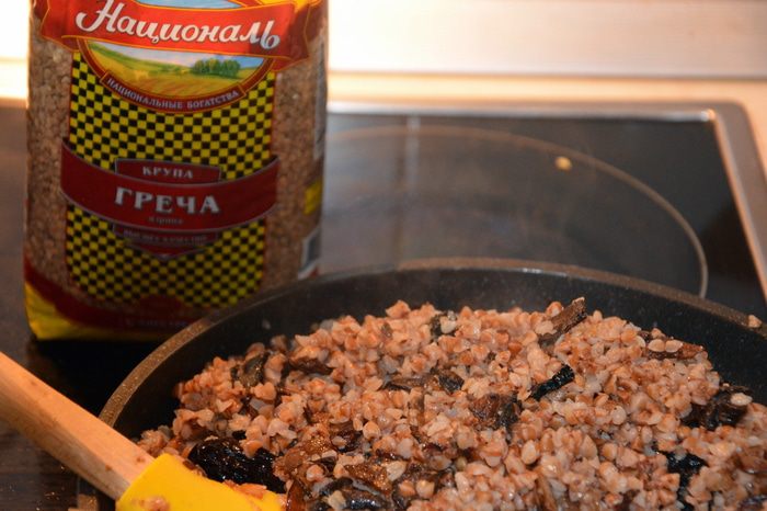 Цесарка, фаршированная гречкой с грибами и черносливом