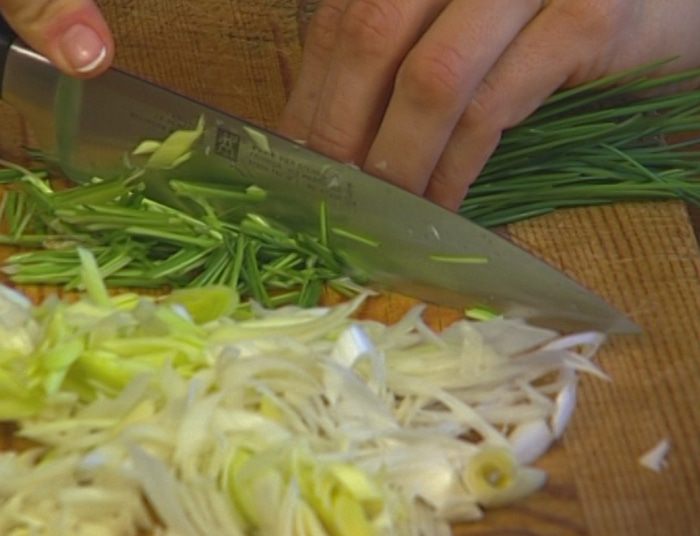 Прозрачный суп с яйцом и луком-пореем