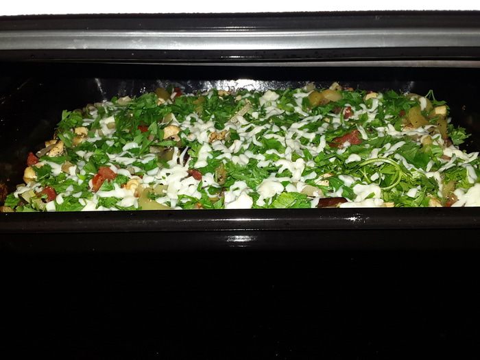 Молодые овощи, запеченные с куриным филе