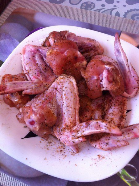 Куриные крылышки с картофелем в мультиварке