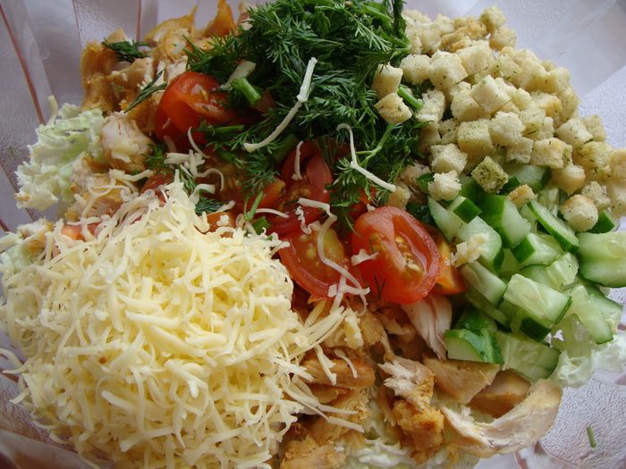 Цезарь по-домашнему с пекинской капустой и куриной грудкой