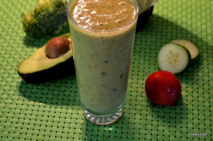 Cмузи с брокколи и клубникой