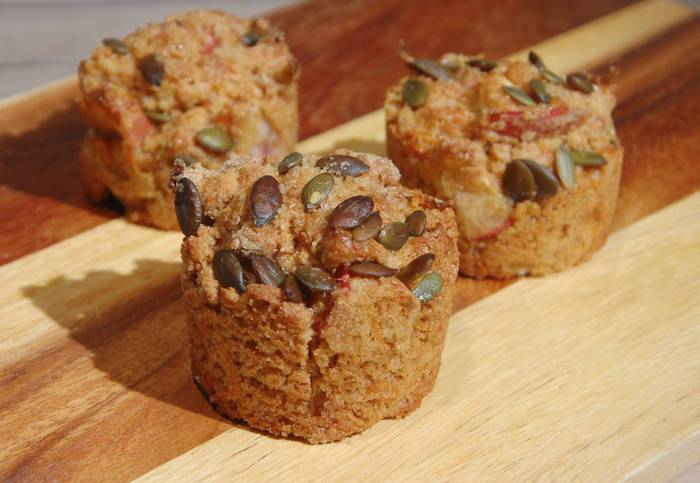 Маффины из полбяной муки с яблоком, морковью и тыквенными семечками 