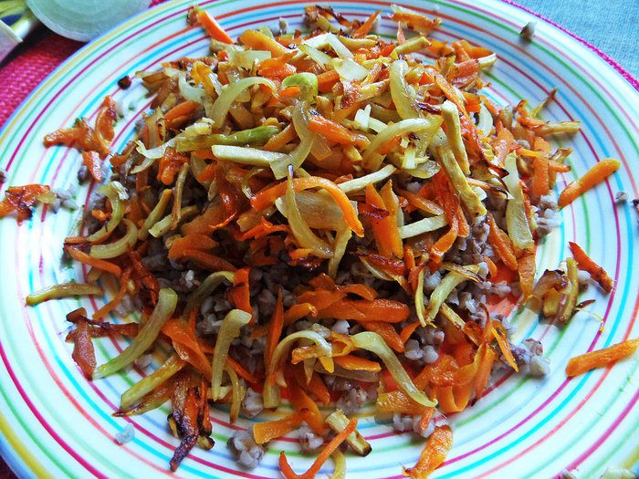 Печенка с овощами и гречкой