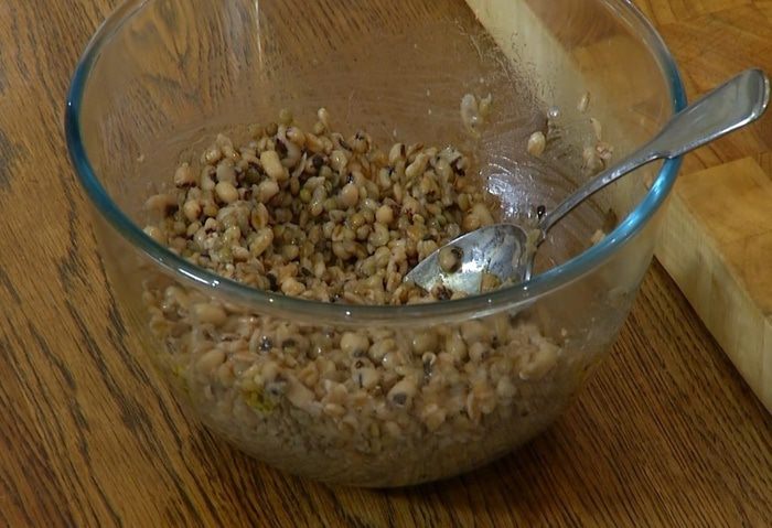 Салат с чечевицей, полбой и овощами