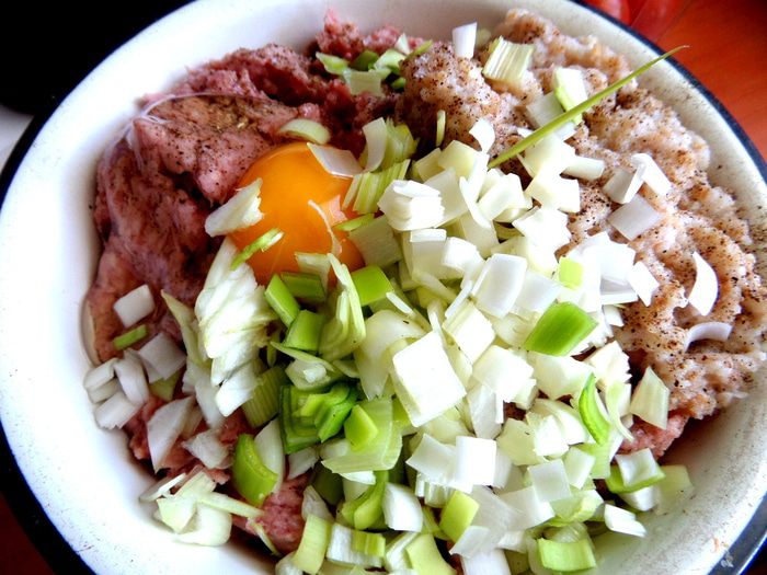 Котлетки на баклажане под сыром, с томатом