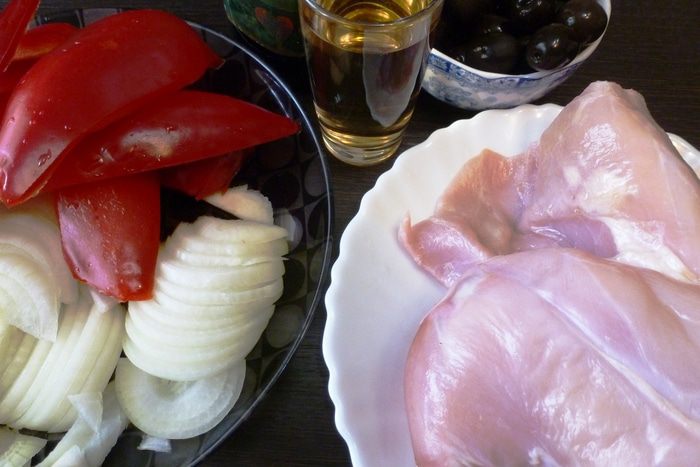Жареный кролик с болгарским перцем и маслинами
