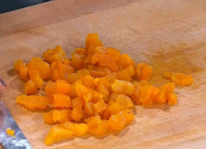 Кекс с апельсином, курагой и кедровыми орешками 