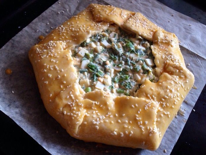Галета с яйцом, сыром и луком