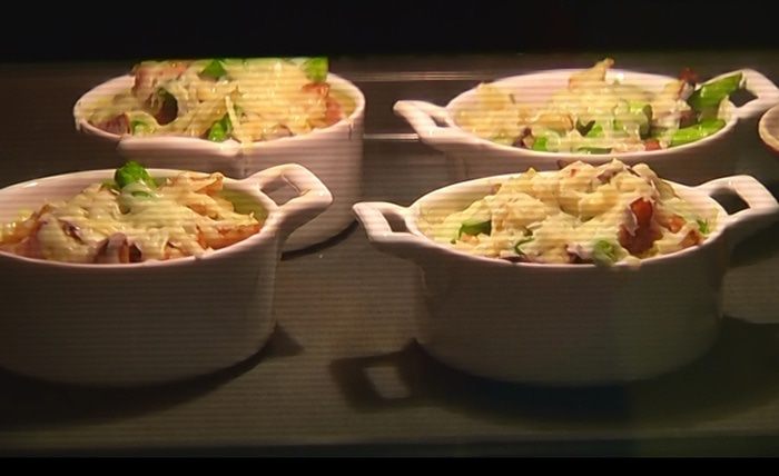 Спаржа с грибами и беконом под сырной корочкой