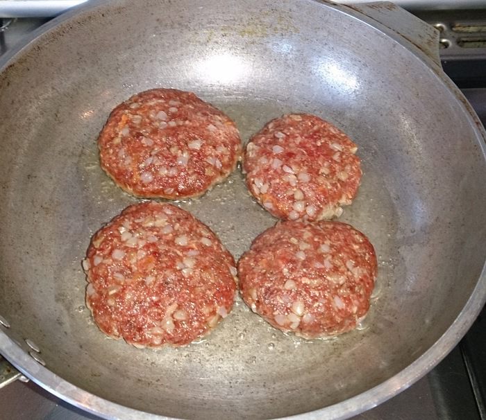 Золотистая капуста с картофелем и гречневые котлеты