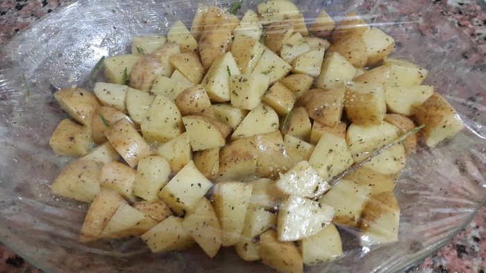 Молодой картофель, запеченный с домашней горчицей и розмарином