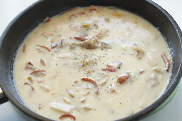 Мясное жаркое в соусе из сливок и белого вина
