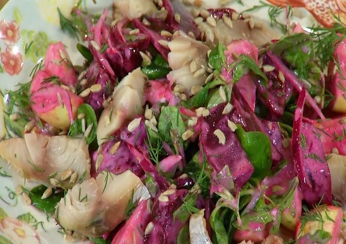 Салат с яблоками, свеклой и копченой скумбрией 