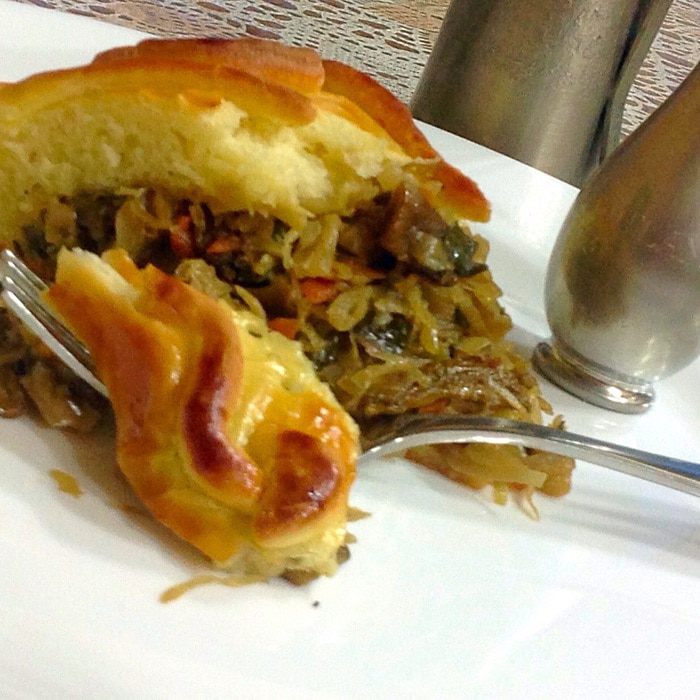 Пирог с грибами и квашеной капустой