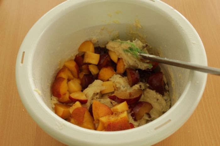 Сливовый пирог с орехами и шоколадом