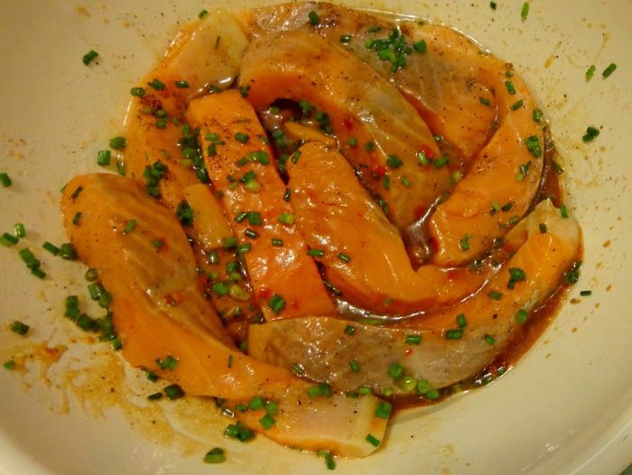 Филе лосося, запеченое с овощами и грибами