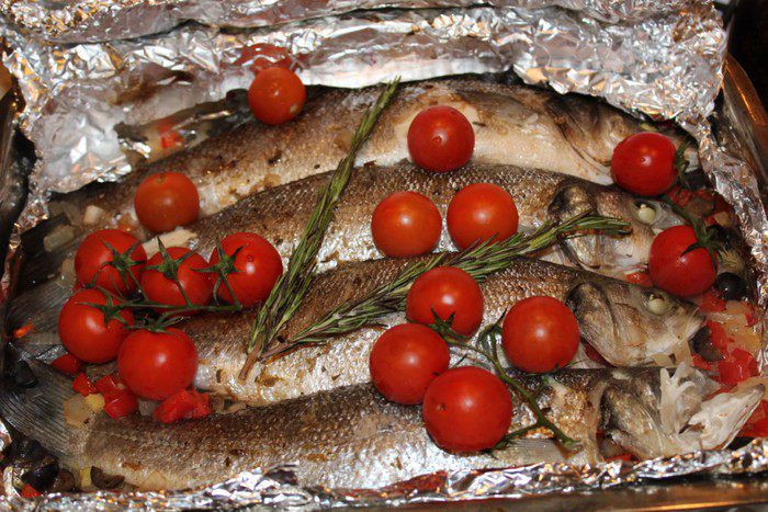 Запеченный фаршированный сибас