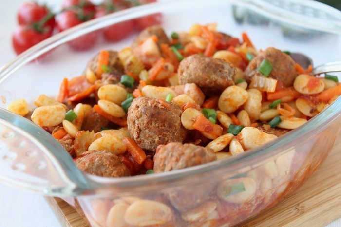 Фрикадельки с фасолью и овощами