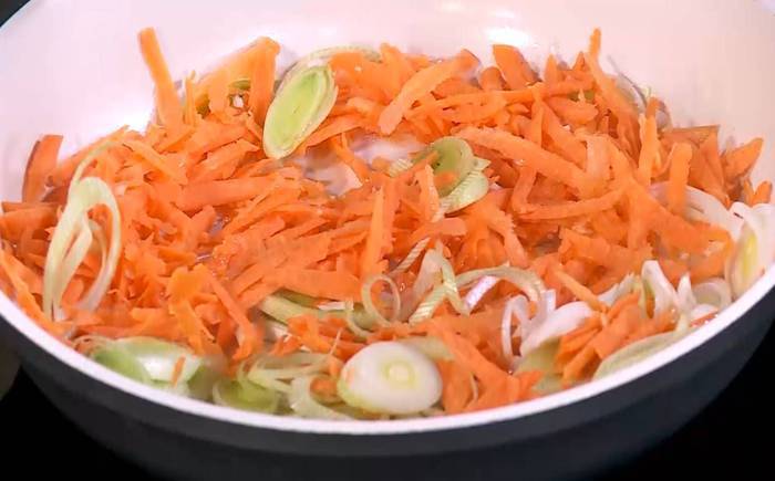 Капустные оладьи с морковью и луком-пореем 
