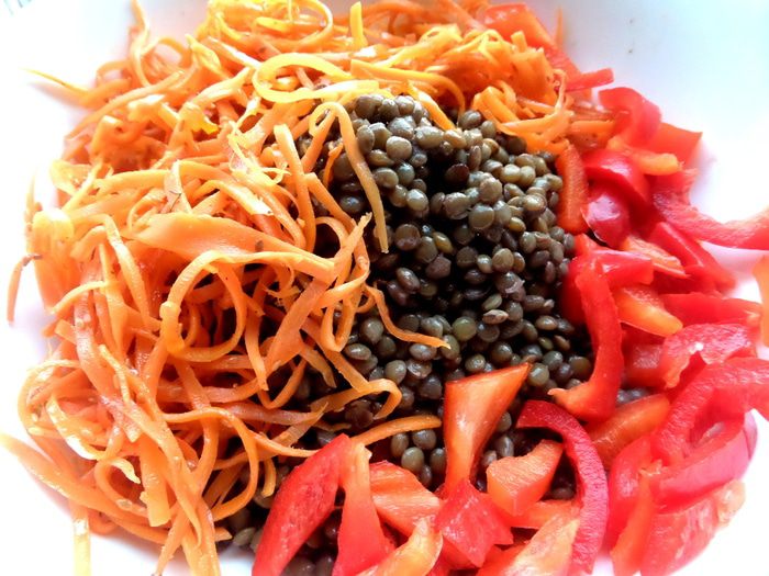 Чечевичный салат с овощами и маслинами