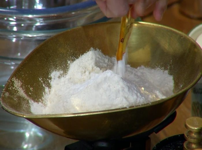 Домашний пирог с яблоками и корицей