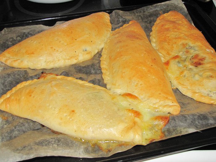 Кальцоне с цукини, оливками и моцареллой
