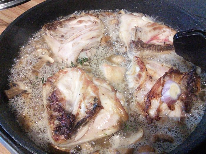 Курица, тушенная в сидре с яблоками 