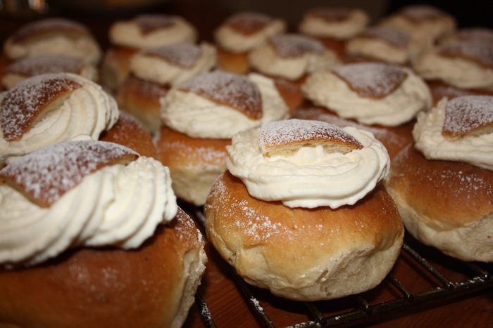 Шведские булочки с кардамоном и сливками &amp;quot;Семлур&amp;quot; (Semlor)