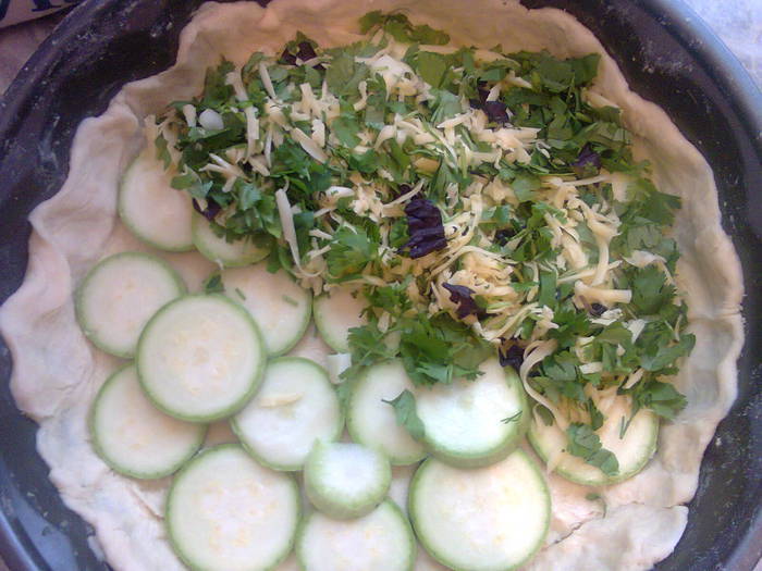 Пирог с кабачками, сыром, колбасой и зеленью