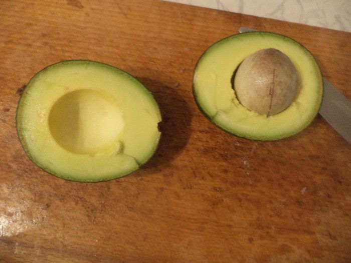 Салат из авокадо, копченой рыбки и бекона