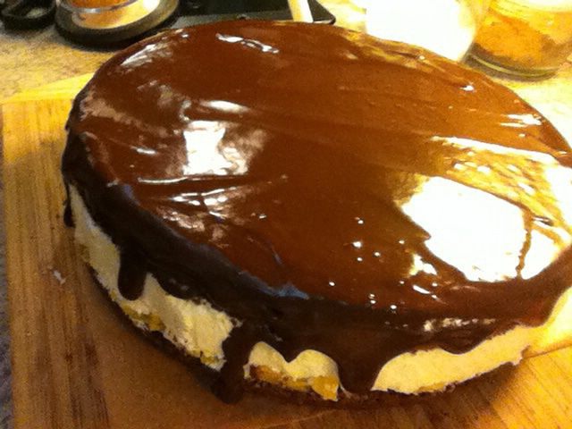 Шоколадный торт с манго и сливочным муссом