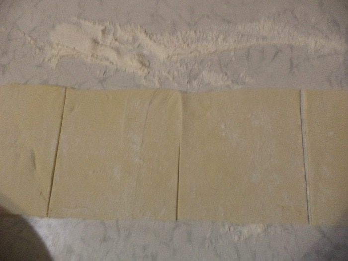 Слоеные пирожки с вишнево-кокосовой начинкой