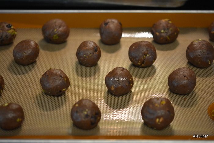 Печенье шоколадное с фисташками