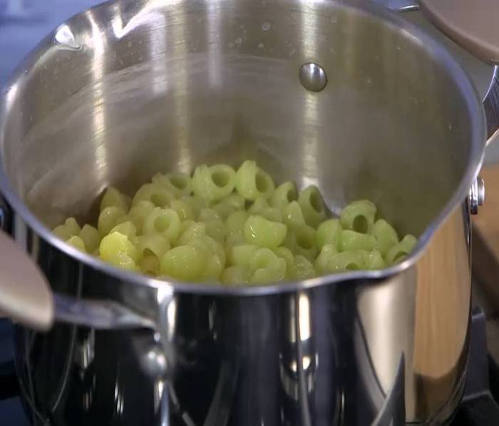 Капустные корзинки с макаронами и лососем 