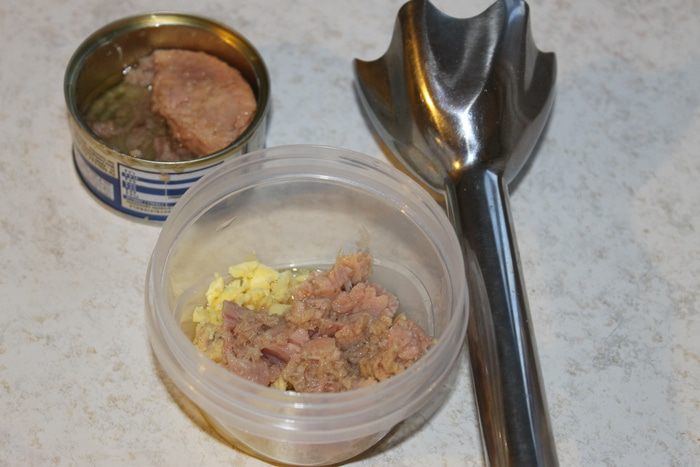 Черные яйца, фаршированные тунцом